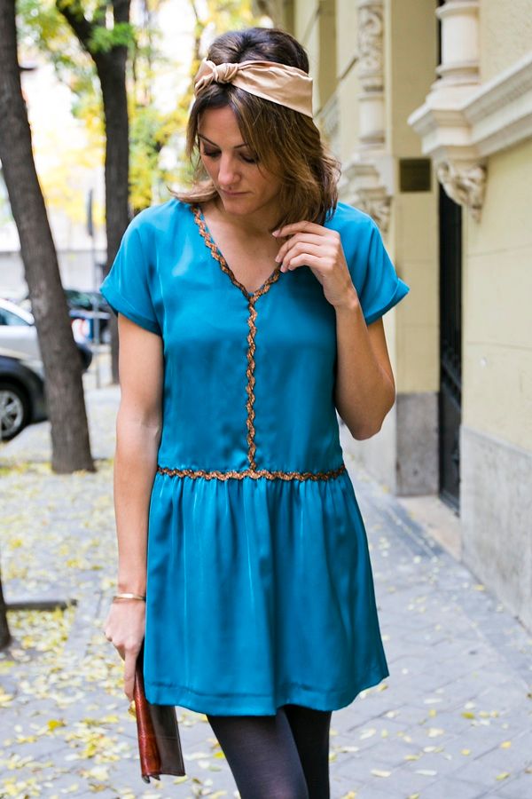 Photobucket Muchas de vosotras os habéis interesado ultimamente por nuestros turbantes BohoChic,  pero luego no sabéis bien como combinarlos con vuestro look de invitada a una boda. Con el look de hoy espero resolver algunas de vuestras dudas al mismo tiempo que os muestro un ejemplo de cómo lucirlos de una forma diferente. Si elegis llevar un turbante decantaros por vestidos de fiesta desenfadados y sencillos pero con un toque especial como este que llevo yo de Popi&Hafner. Como estamos en otoño, las medias son muy importantes para no pasar frío, pero ojo con los colores. Estas que llevo yo son gris marengo junto a unos zapatos topo, mi inseparable clutch vintage y mis pulseras de Gemmasu que ya habéis visto por el blog en otras ocasiones. Como véis, he situado el turbante a modo de banda o cinta y simplemente le he dado algo de forma al pelo. ¿Qué os parece? ¿Os atreveriáis con un turbante? Recordar que se hacen en muchos colores. Más abajo os dejo el link. Besitos  Many of you have shown interested in BohoChic´s turban the last season, but then you are not sure how to combine them with your wedding outfit. Today  you find difficult how to wear it in a wedding outfit. Today I show you a perfect look with turban that I hope to solve all of your doubts. You might use a simply an elegant dress with an special touch like this one from Popi&Hafner. Be careful with the colour of the tights. I wear grey ones, a vintage clutch and Gemmasu bracelets. What do you think? Would you like to wear turbans? Remember we manufacture it in many different colours. Find the link at the bottom. Kisses  