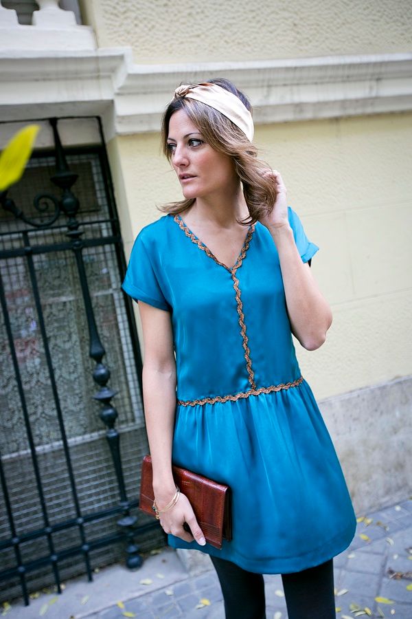 Photobucket Muchas de vosotras os habéis interesado ultimamente por nuestros turbantes BohoChic,  pero luego no sabéis bien como combinarlos con vuestro look de invitada a una boda. Con el look de hoy espero resolver algunas de vuestras dudas al mismo tiempo que os muestro un ejemplo de cómo lucirlos de una forma diferente. Si elegis llevar un turbante decantaros por vestidos de fiesta desenfadados y sencillos pero con un toque especial como este que llevo yo de Popi&Hafner. Como estamos en otoño, las medias son muy importantes para no pasar frío, pero ojo con los colores. Estas que llevo yo son gris marengo junto a unos zapatos topo, mi inseparable clutch vintage y mis pulseras de Gemmasu que ya habéis visto por el blog en otras ocasiones. Como véis, he situado el turbante a modo de banda o cinta y simplemente le he dado algo de forma al pelo. ¿Qué os parece? ¿Os atreveriáis con un turbante? Recordar que se hacen en muchos colores. Más abajo os dejo el link. Besitos  Many of you have shown interested in BohoChic´s turban the last season, but then you are not sure how to combine them with your wedding outfit. Today  you find difficult how to wear it in a wedding outfit. Today I show you a perfect look with turban that I hope to solve all of your doubts. You might use a simply an elegant dress with an special touch like this one from Popi&Hafner. Be careful with the colour of the tights. I wear grey ones, a vintage clutch and Gemmasu bracelets. What do you think? Would you like to wear turbans? Remember we manufacture it in many different colours. Find the link at the bottom. Kisses  