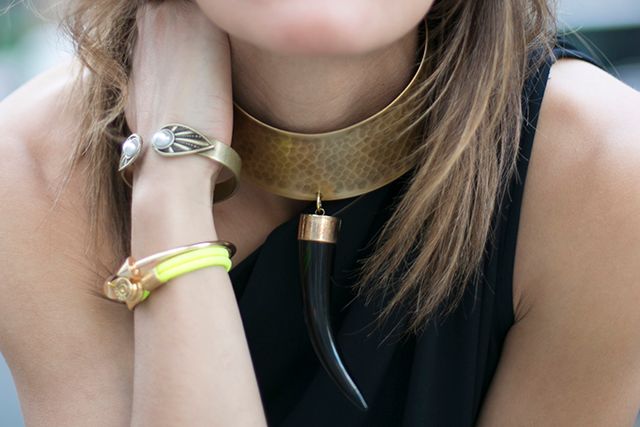 OUTFITS, mango philippa, asimetrico negro, collar cuerno mango, cartera etnica zara, gran via, madrid, valentino rockstud, elena estaun, blogs de moda españoles,cristina blanco