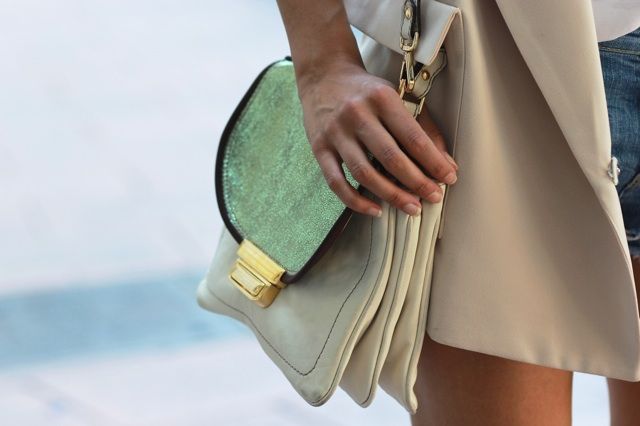 OUTFITS, nude blazer, classic style, Angeles Almuna, amora, elena estaun, dime que me quieres, Michael Kors reloj, ripped jeans zara, steve by steven madden, mercules, cristina blanco, guiadeestilo blog, sublime pebbles vintage, hola.com, look and fashion, hola