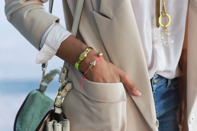 OUTFITS, nude blazer, classic style, Angeles Almuna, amora, elena estaun, dime que me quieres, Michael Kors reloj, ripped jeans zara, steve by steven madden, mercules, cristina blanco, guiadeestilo blog, sublime pebbles vintage, hola.com, look and fashion, hola